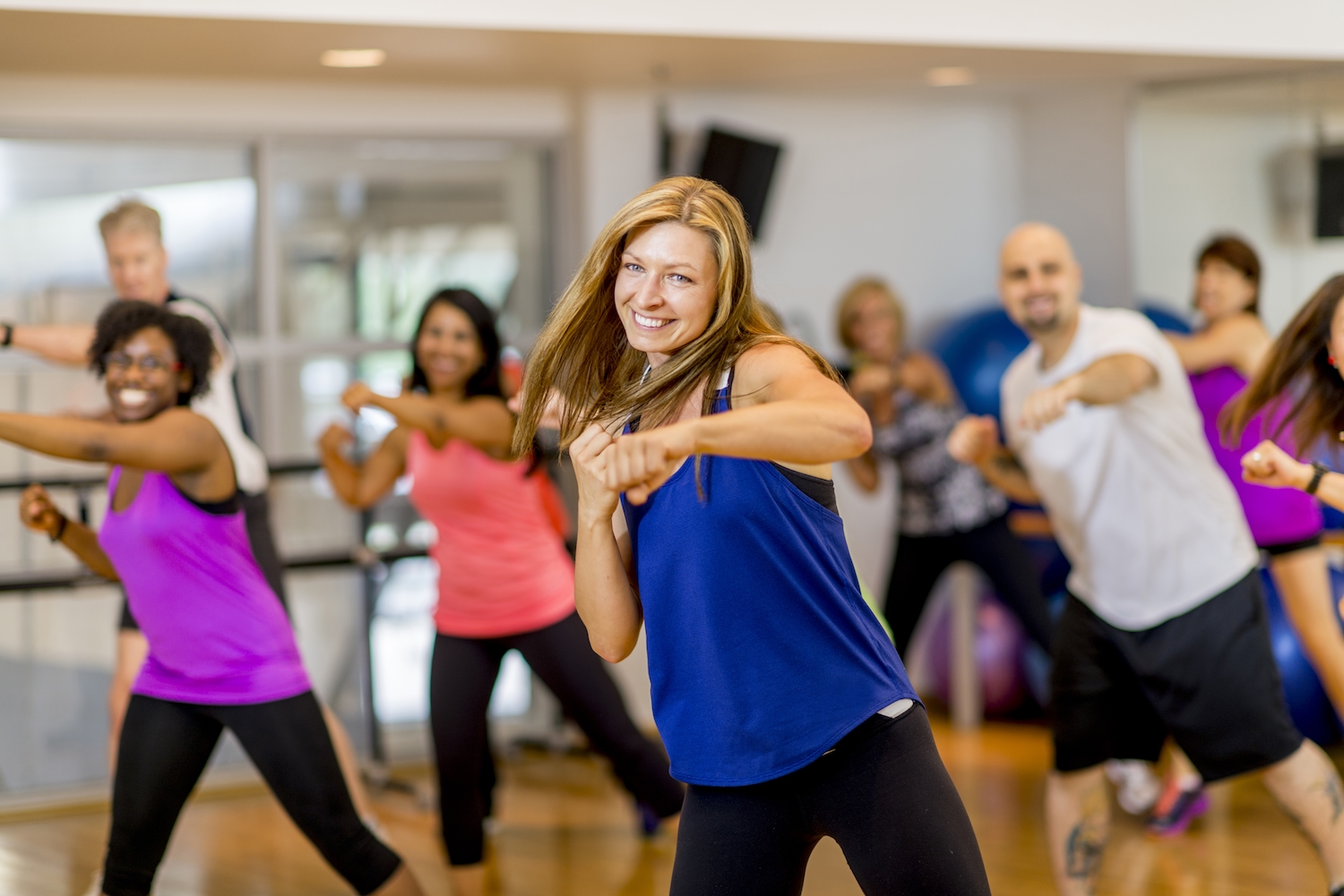 Photo de personnes qui font des exercices de gymnastique